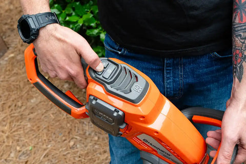 Husqvarna 320iHD60 Hedge Master (battery and charger included)
