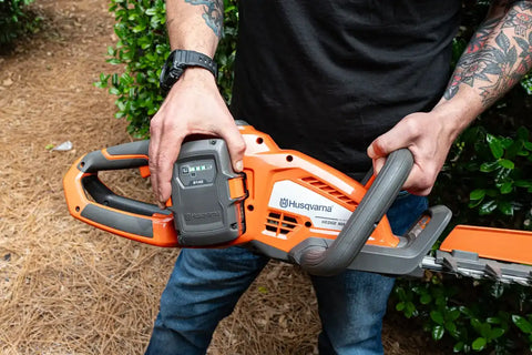 Husqvarna 320iHD60 Hedge Master (battery and charger included)